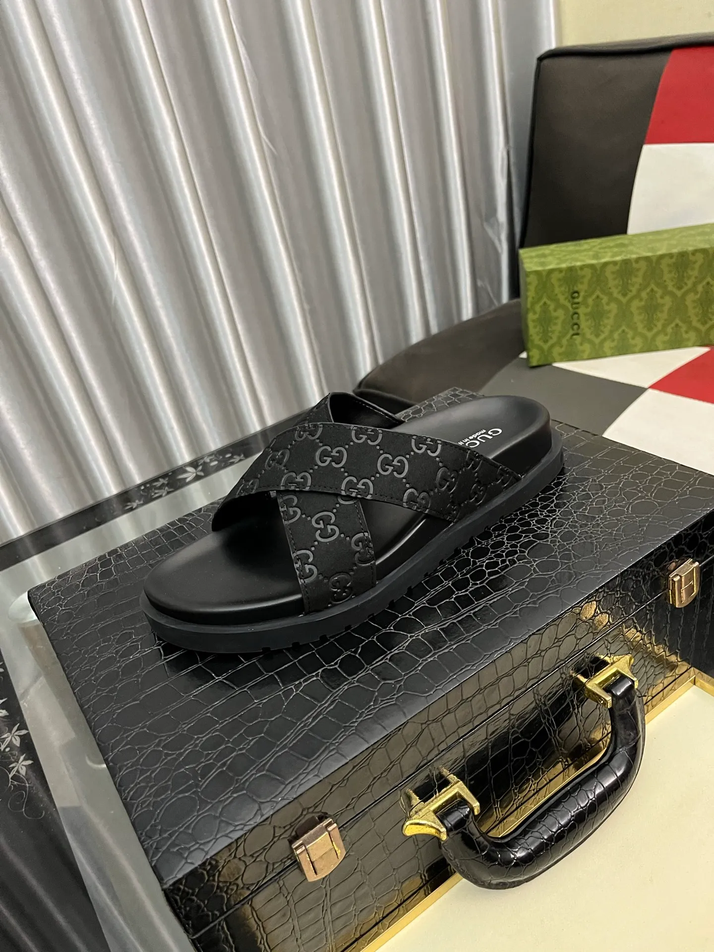 Men's shoes 💰320⌚️⌚️ (gucci-Gucci) New men's slippers, high-end boutique, made of cowhide, with exquisite embossed logo decoration on the upper, fine workmanship, super soft soles, casual, loose and comfortable, a must-have in summer! \nsize：38-44
